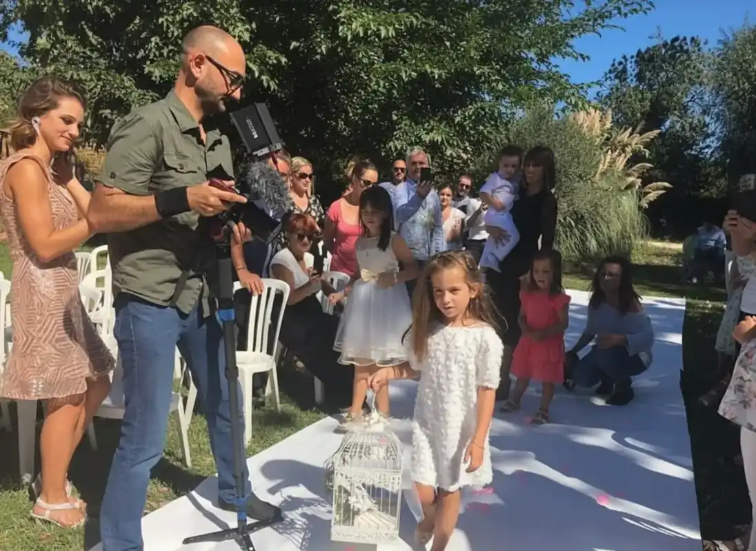 Couple célébrant son mariage dans un mas en pierres dans le Gard